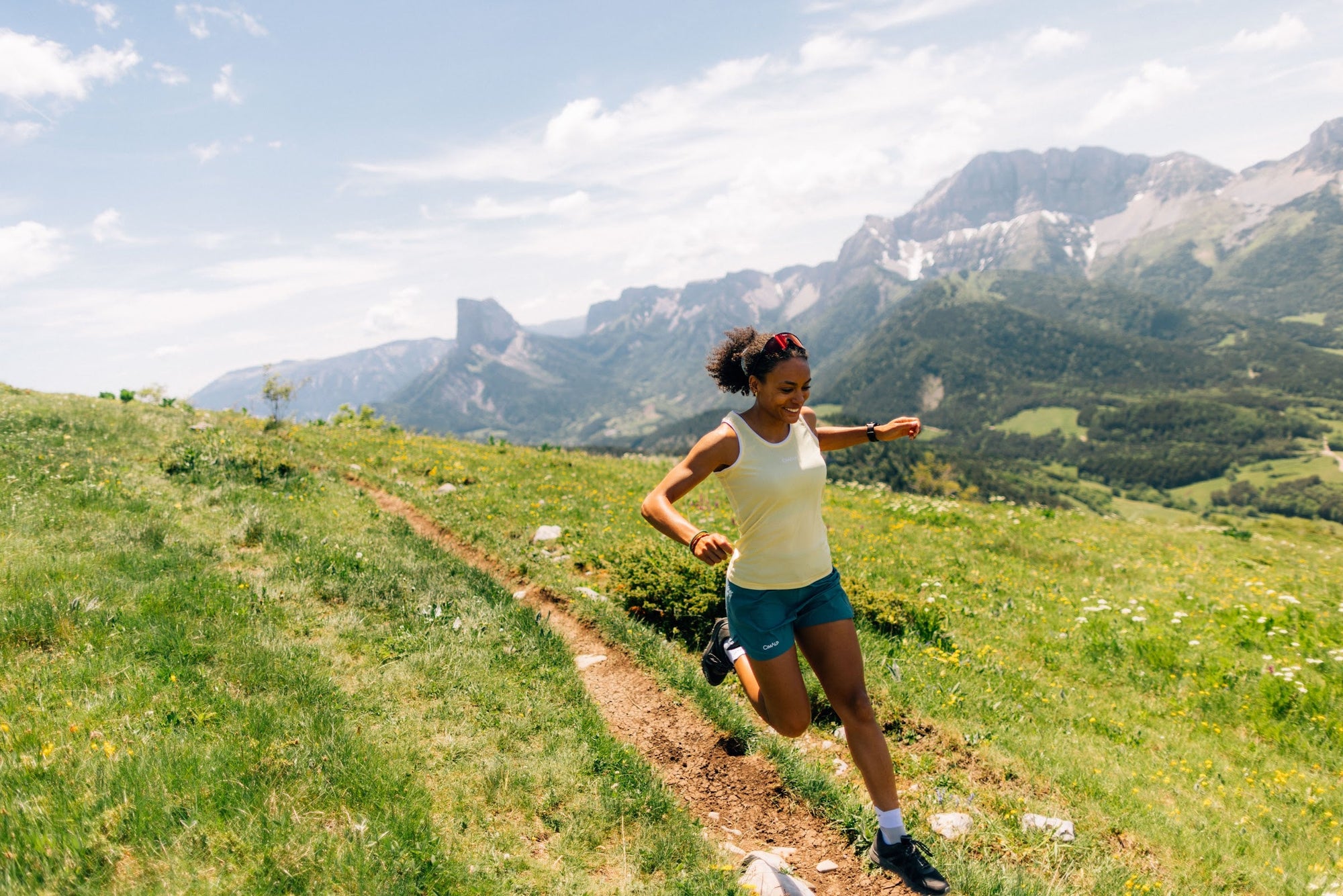 Traileur Cimalp sur un sentier de montagne pendant sa préparation UTMB