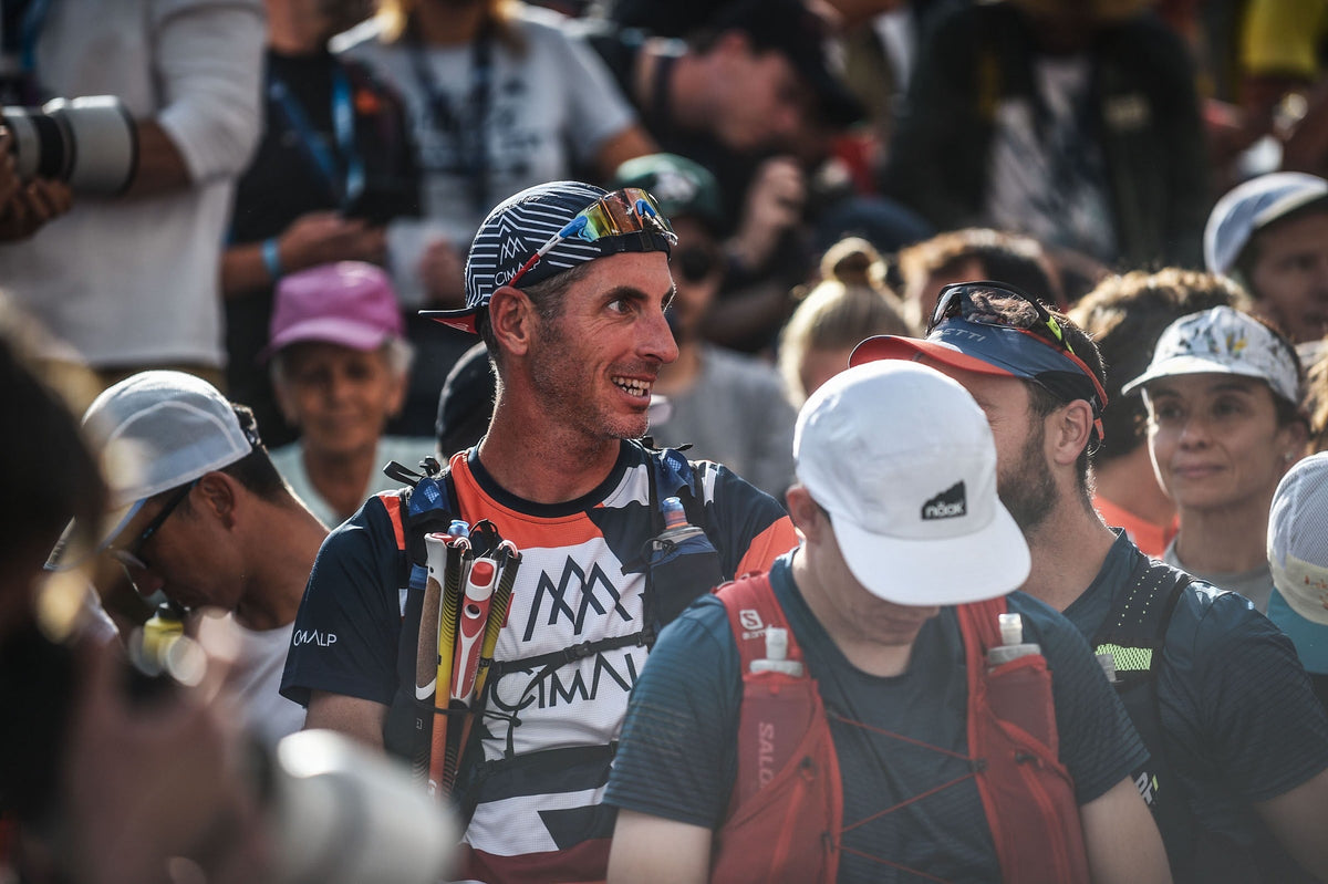 Coureurs équipés patientant dans le sas de départ de l'UTMB