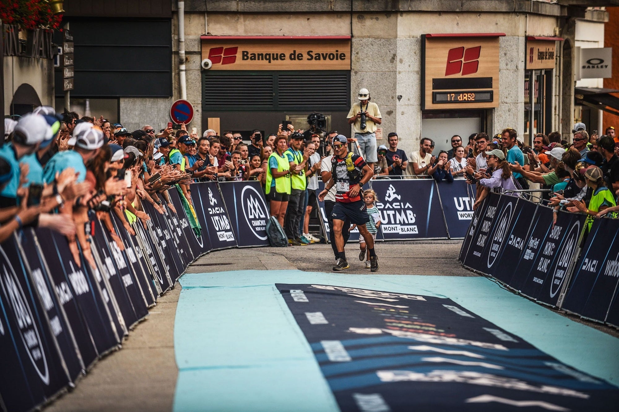 Tapis d'arrivée de l'UTMB dans les rues de Chamonix