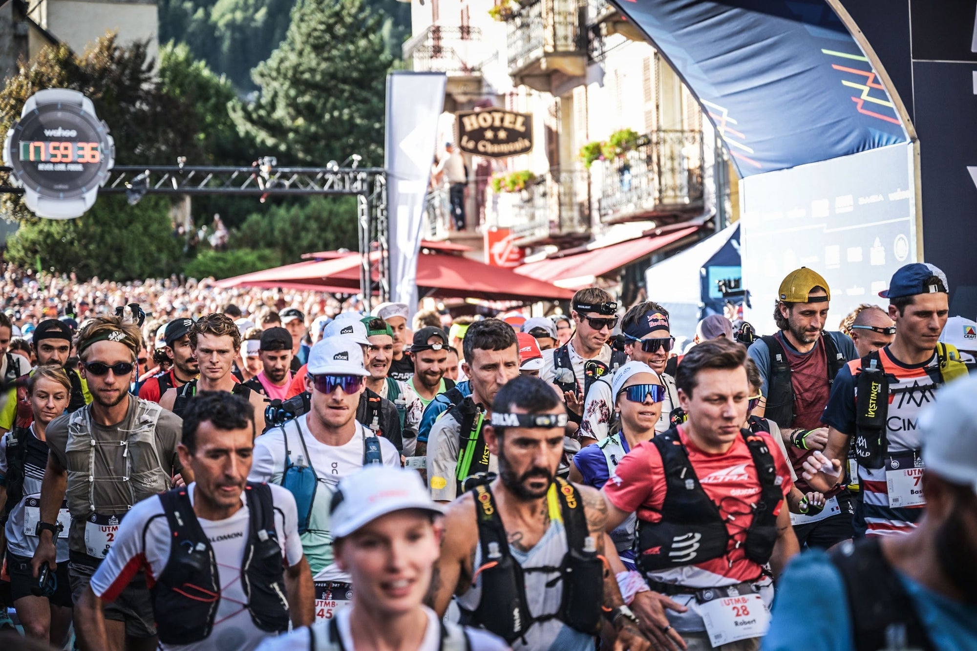 Coureurs rassemblés dans le sas de départ de l'UTMB à Chamonix