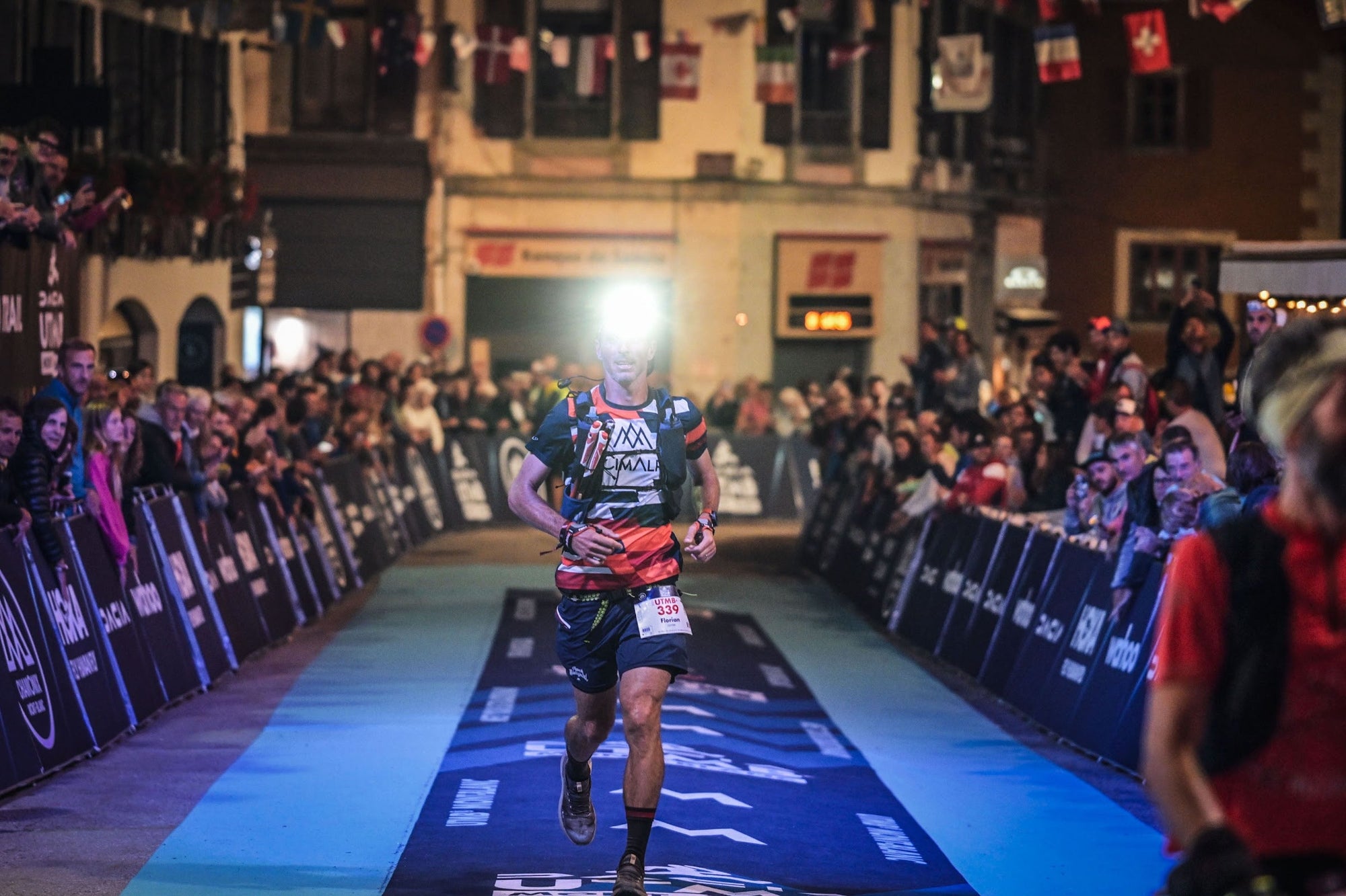 Arrivée de nuit sur le tapis de l'UTMB à Chamonix