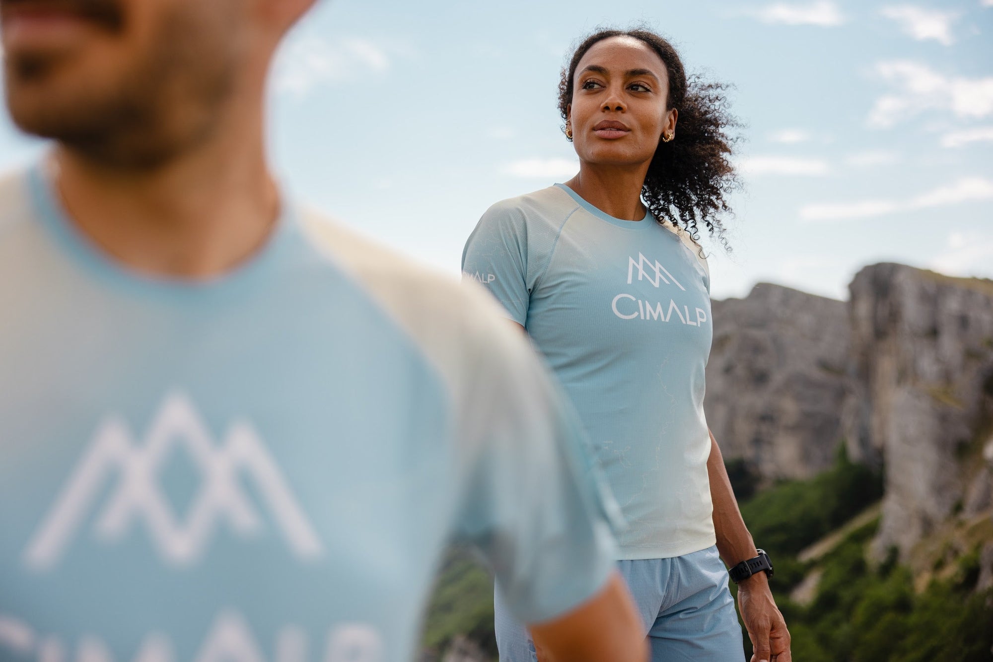 Deux traileurs en t-shirt technique Cimalp en montagne