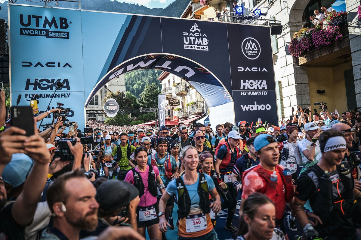 Départ de l'UTMB sous l'arche de Chamonix