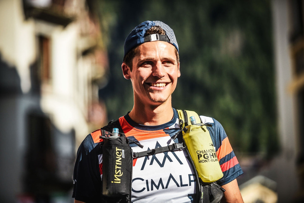 Coureur Cimalp au départ de l'UTMB, sac et flasques visibles