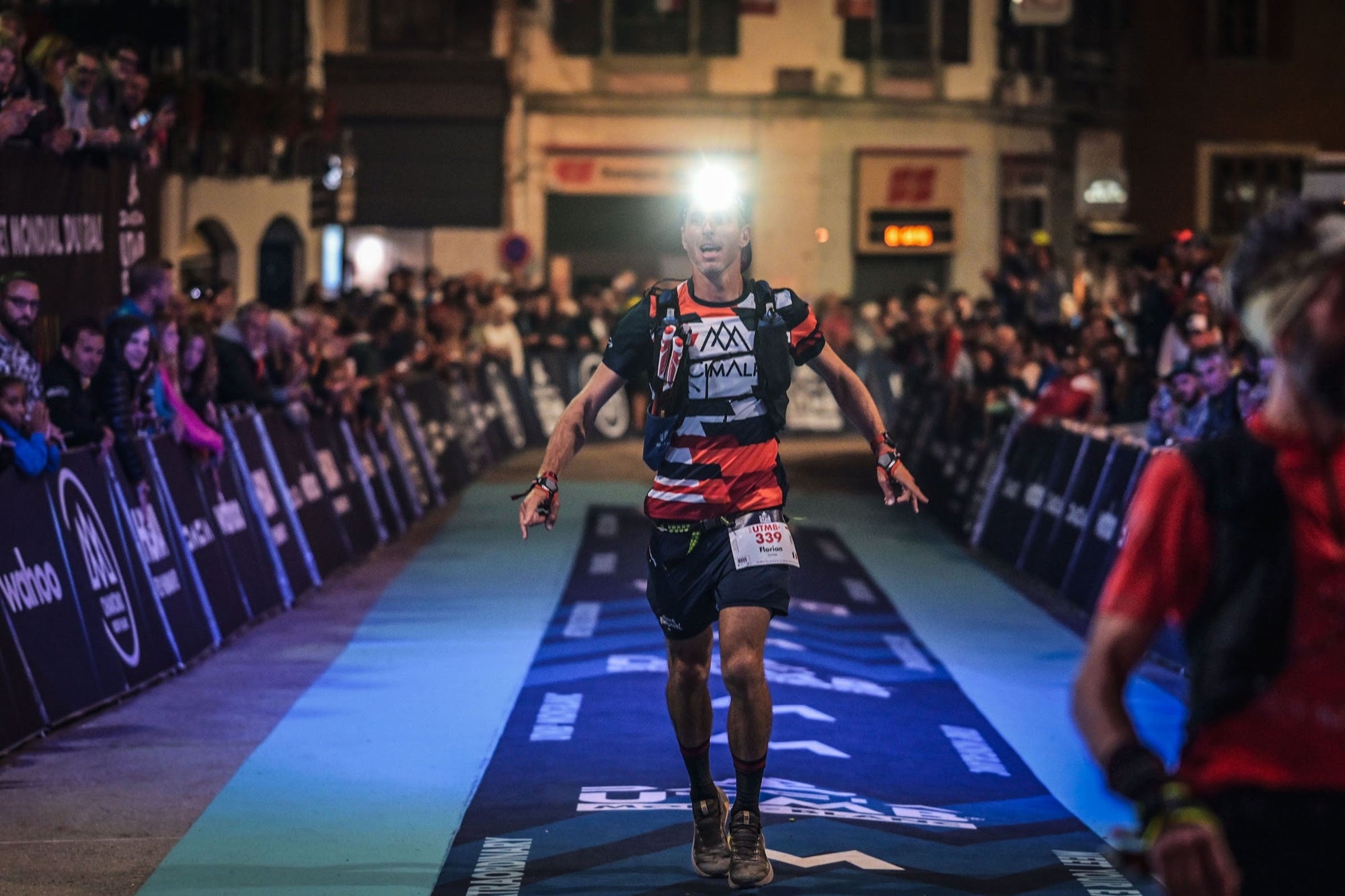 Arrivée nocturne de l'UTMB sous les lumières de Chamonix