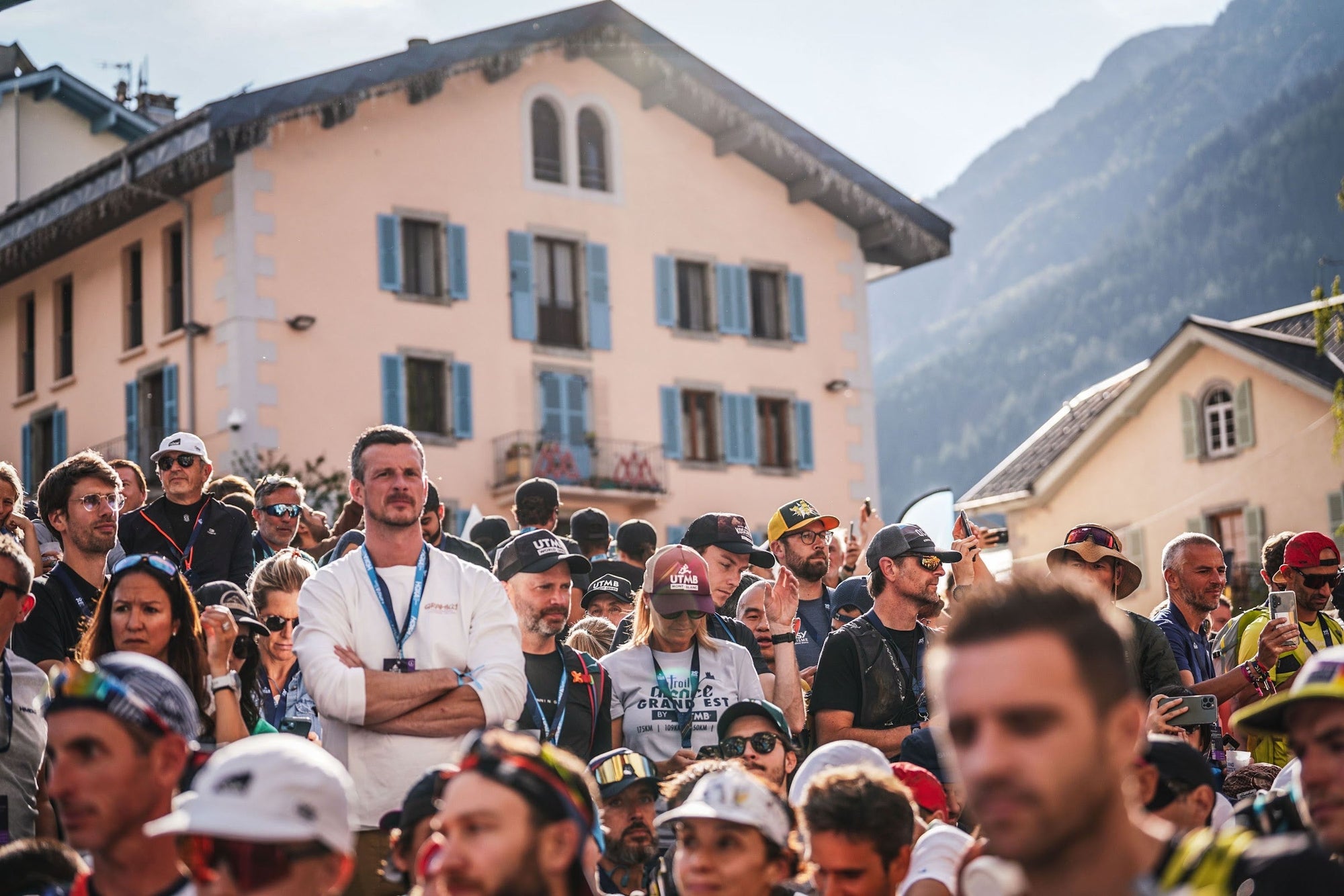 Public rassemblé dans les rues de Chamonix pendant l'UTMB