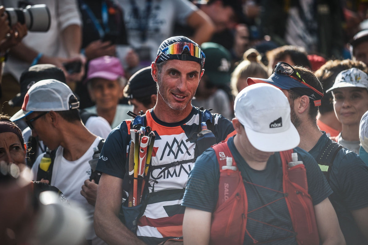 Coureurs équipés dans le sas de départ de l'UTMB