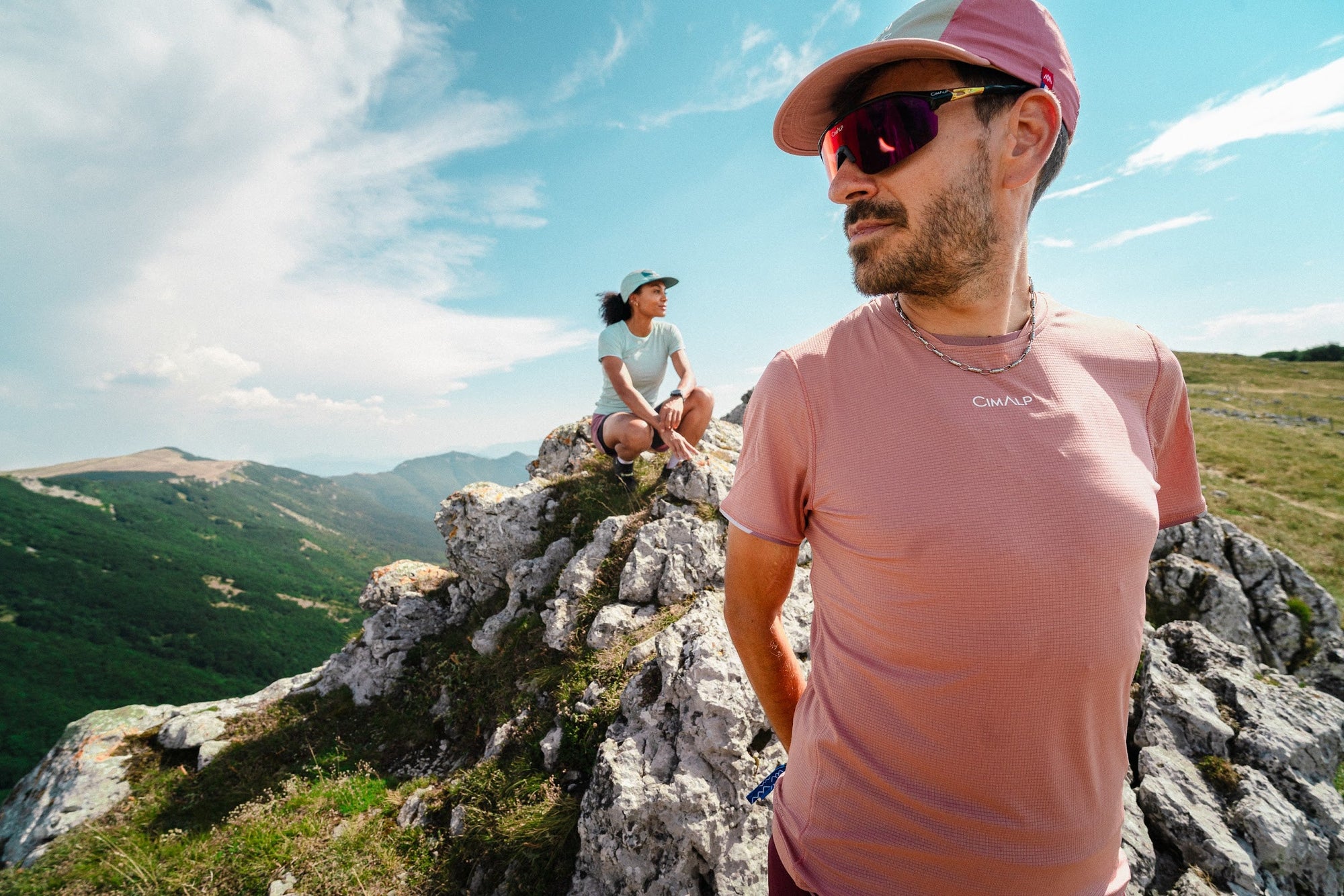 Traileur Cimalp équipé en montagne, t-shirt technique et lunettes
