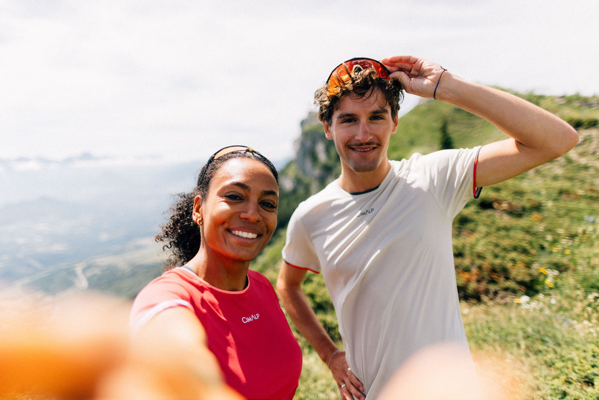 Deux traileurs Cimalp souriants en montagne