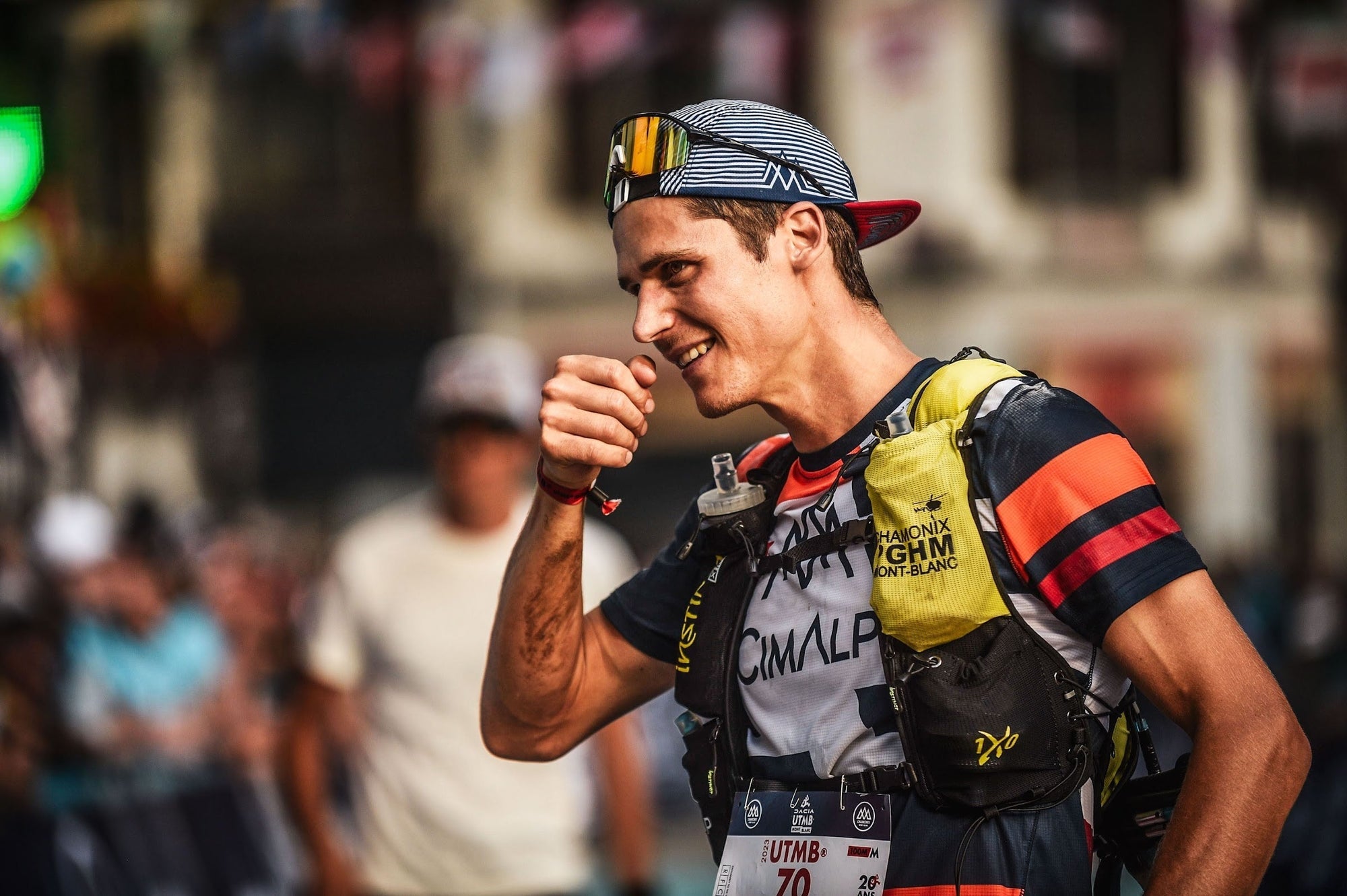 Coureur Cimalp ému à l'arrivée de l'UTMB, poing sur la poitrine