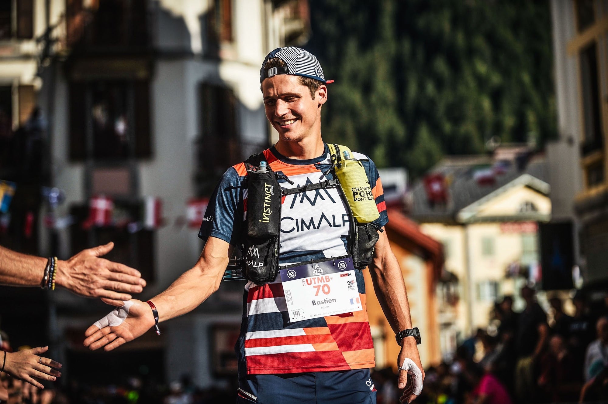 Coureur Cimalp salué par le public au départ de l'UTMB