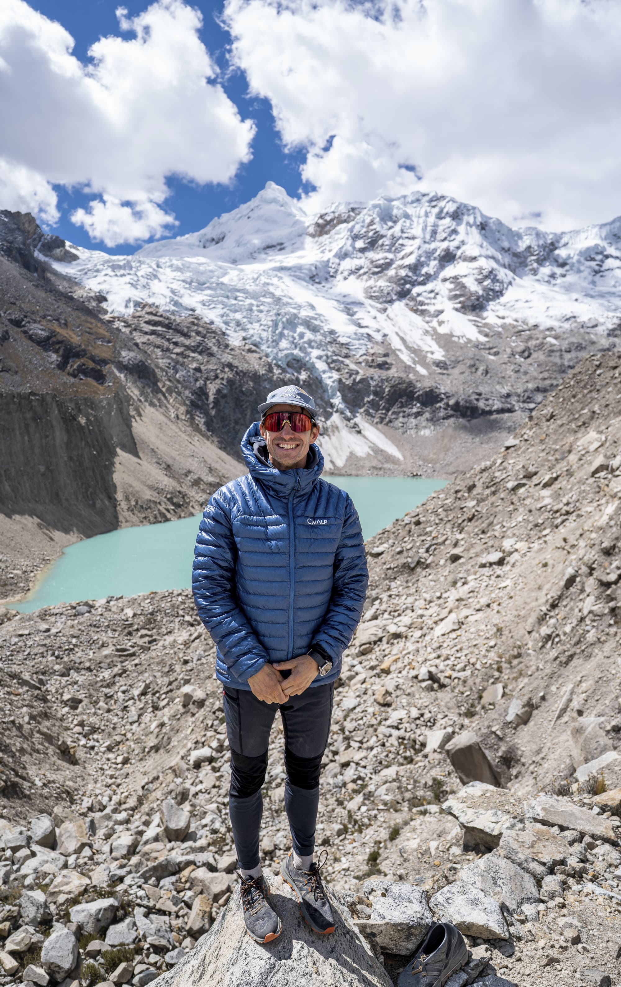Pascal Egli, athlète Cimalp, devant un lac glaciaire en haute montagne
