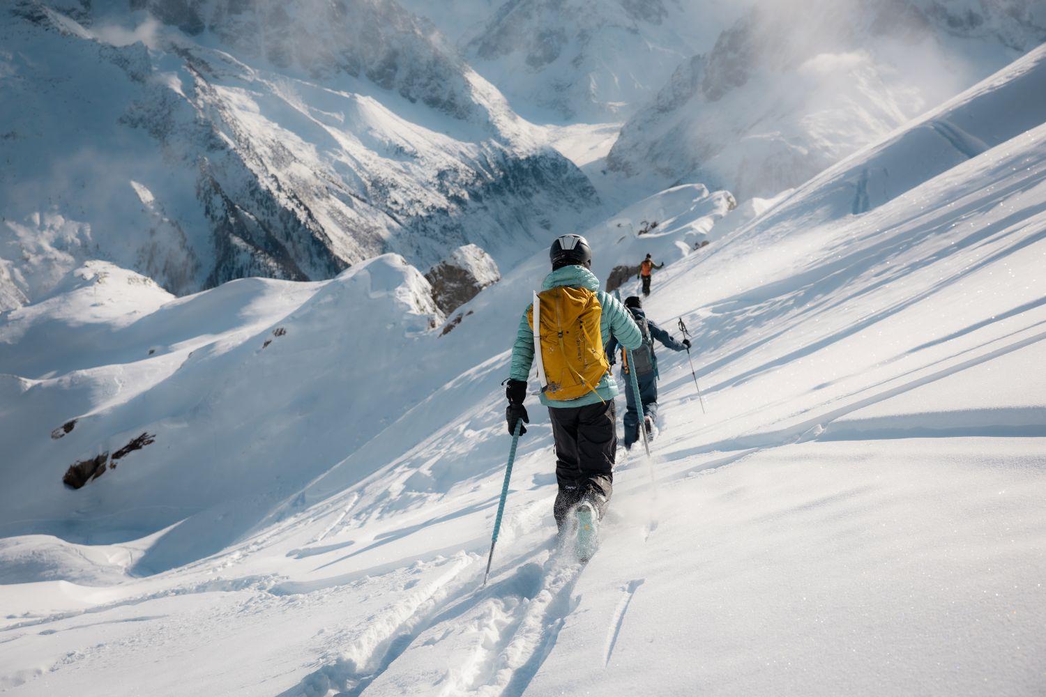Différence entre ski de randonnée et ski de randonnée nordique : terrains, matériel et pratique