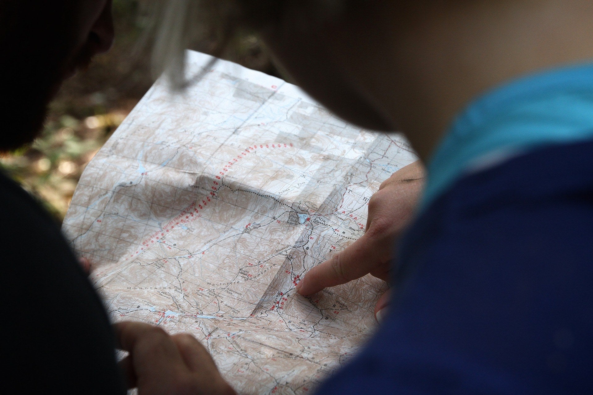 Comment faire une triangulation avec boussole en randonnée ?