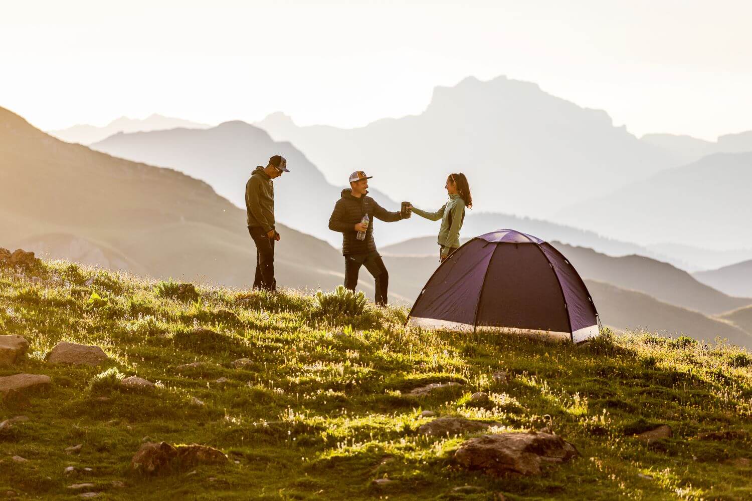 Repas préparé en bivouac pendant une randonnée en montagne