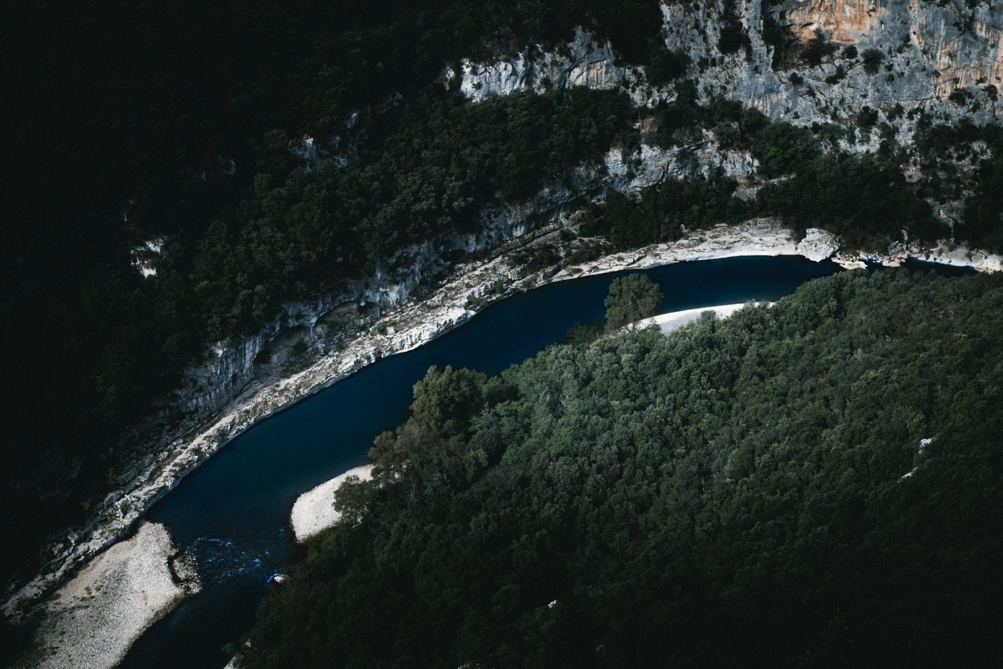 Gorges de l'Ardèche vues depuis les hauteurs, canyon et rivière
