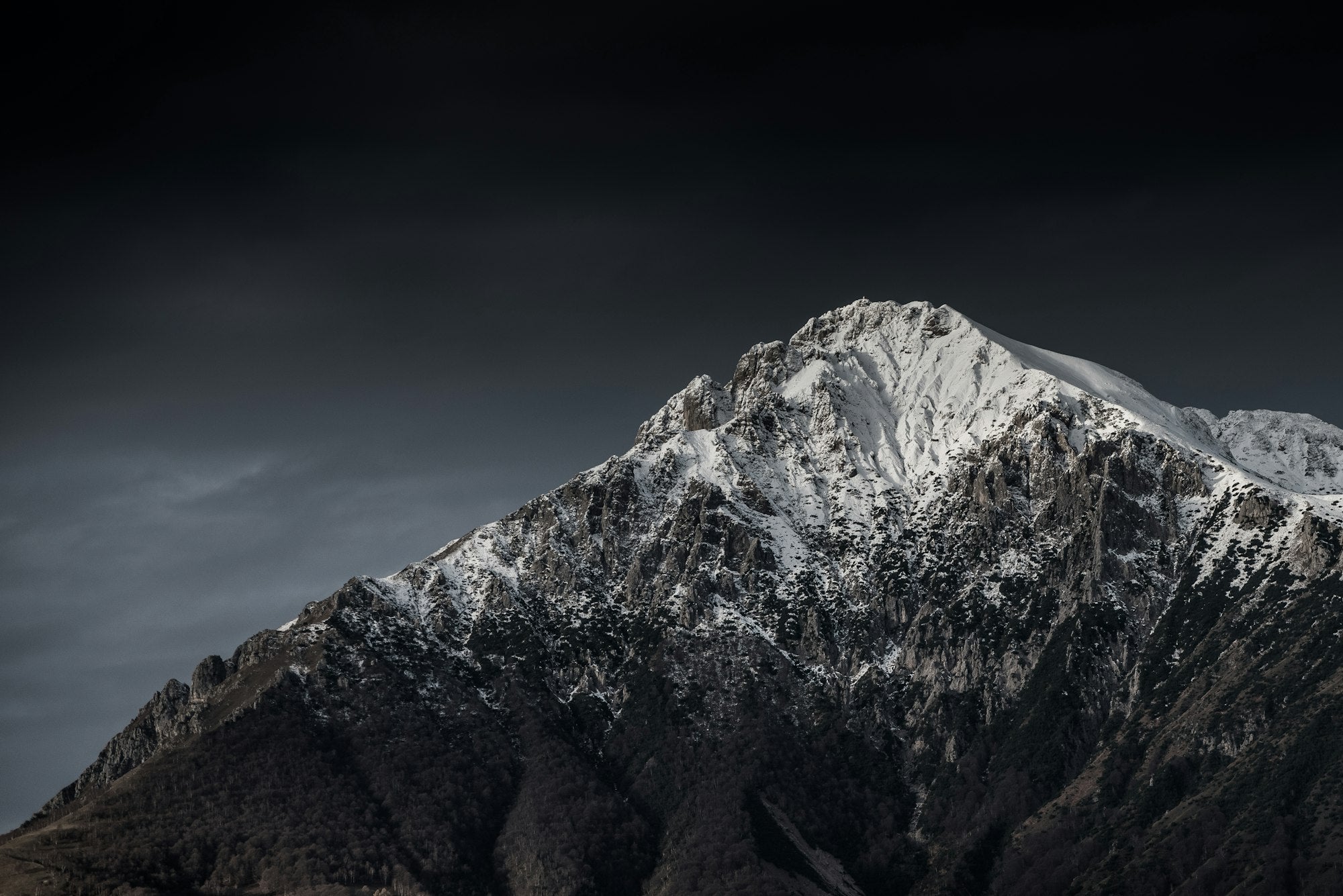 Sommet de montagne sous ciel sombre et orageux