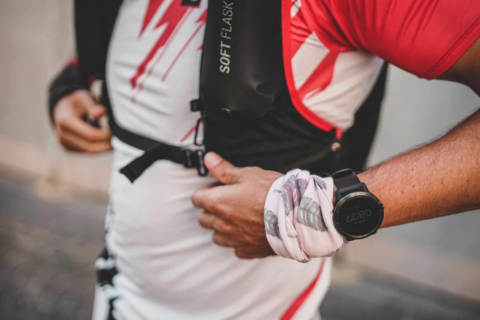 Coureur de trail portant un sac à dos en montagne