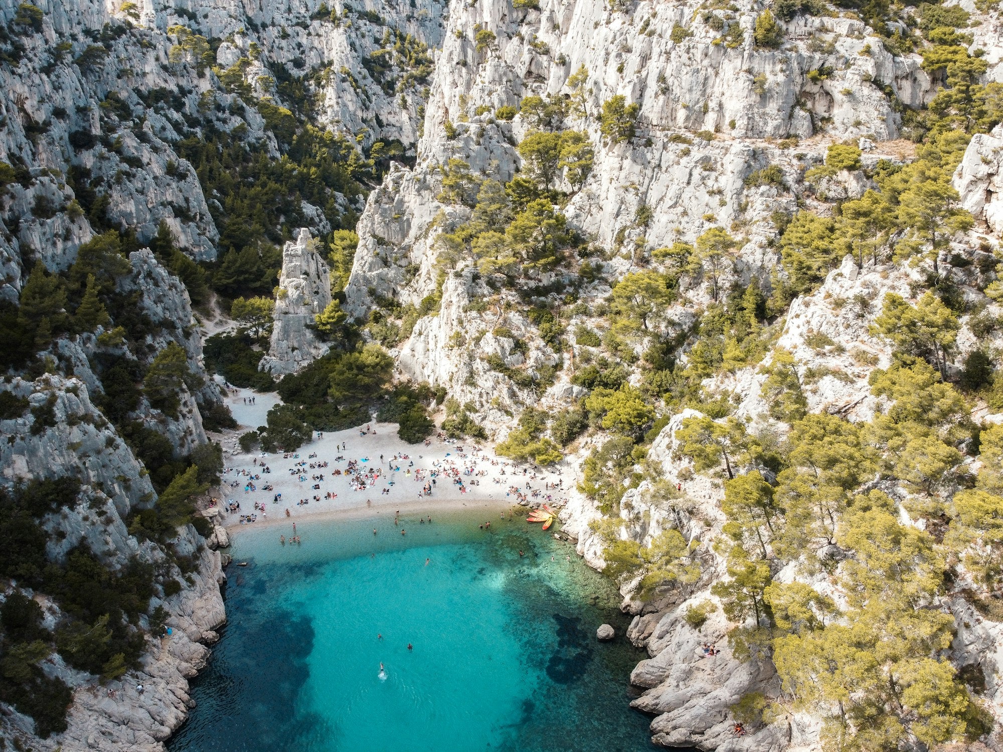 Vue aérienne d'une calanque entre falaises rocheuses, parc national des Calanques