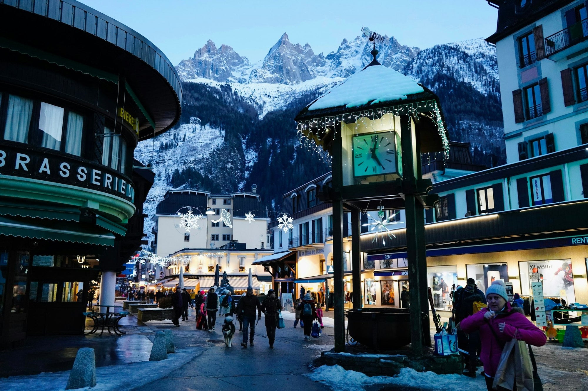 Rue commerçante de Chamonix au pied des montagnes enneigées
