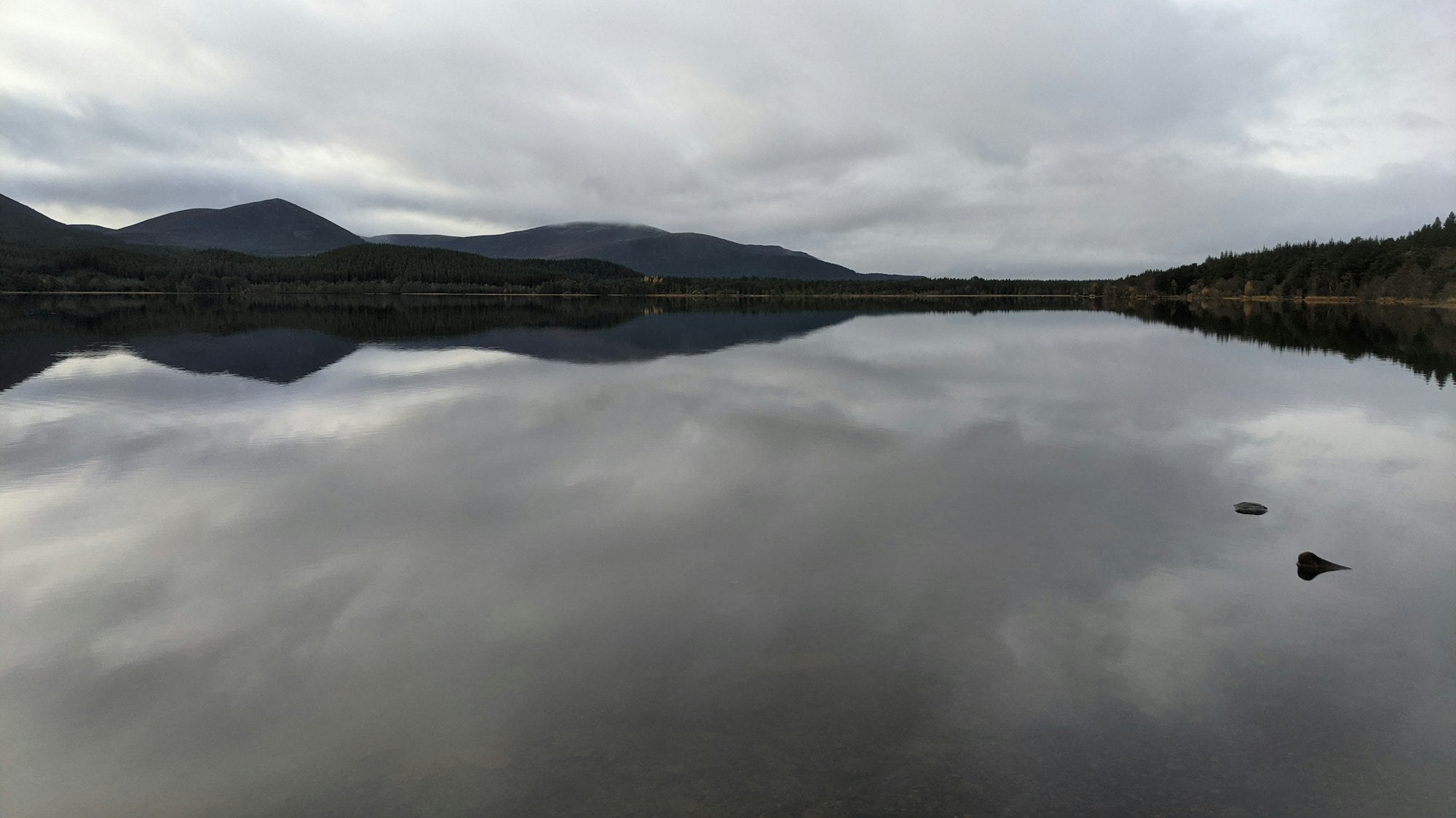 Loch écossais entouré de montagnes dans les Highlands d'Écosse