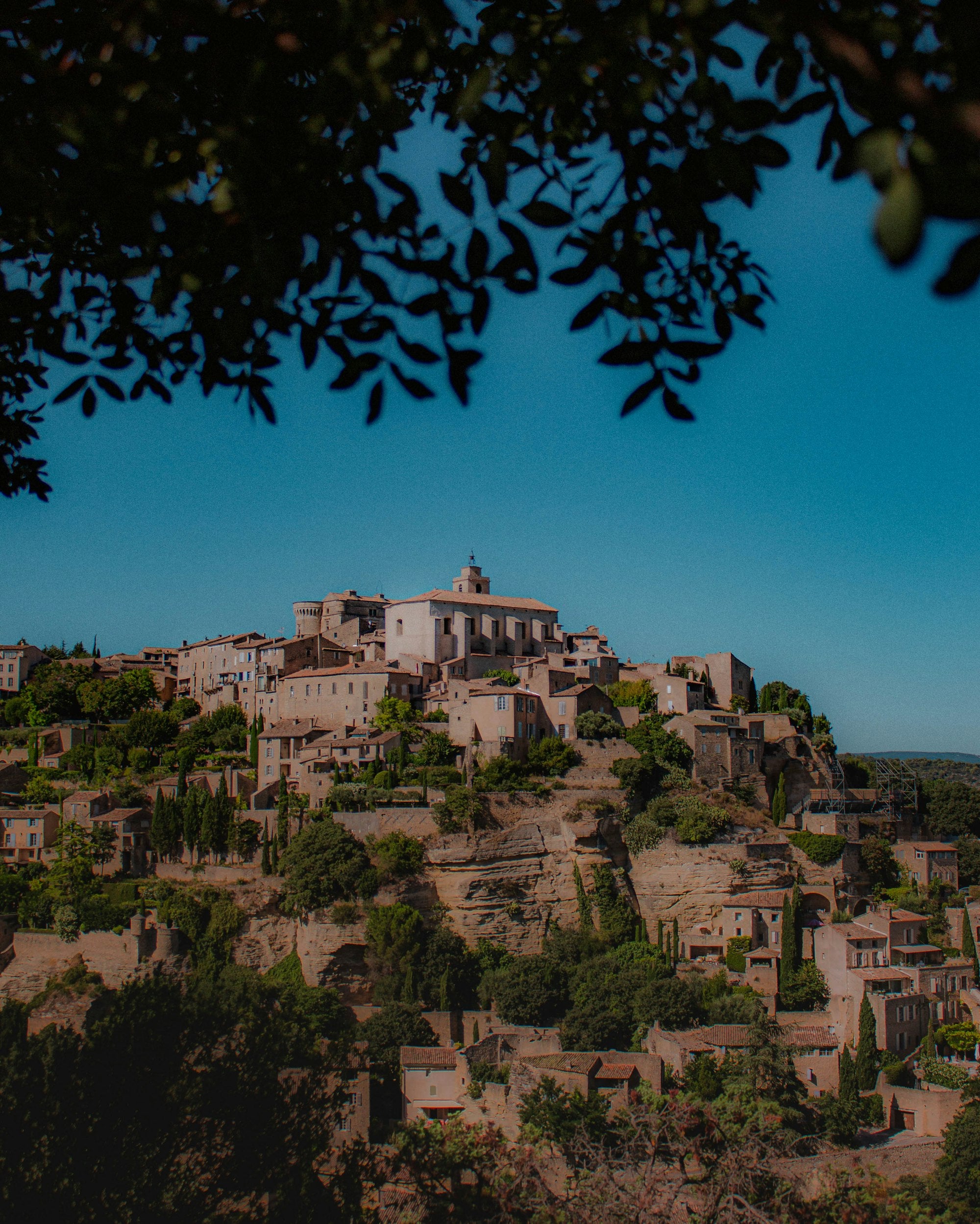 Village perché sur une colline dans le Luberon, Provence