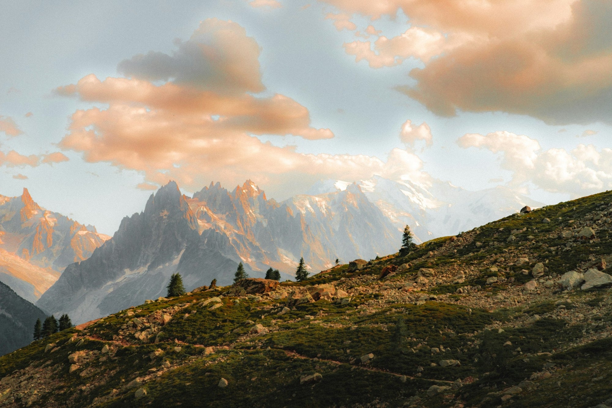 Les aiguilles de Chamonix dominées par la lumière du soir