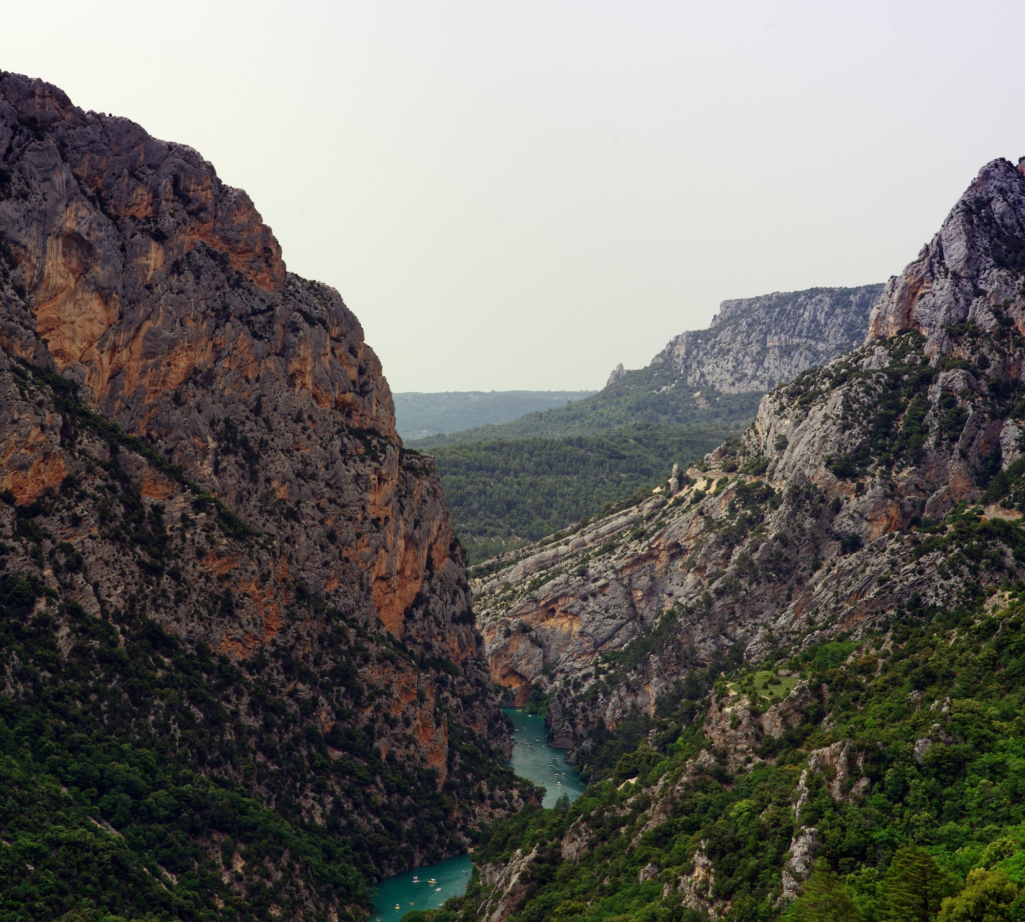 Vue sur la rivière du Verdon entre les falaises des gorges, sentier Blanc-Martel