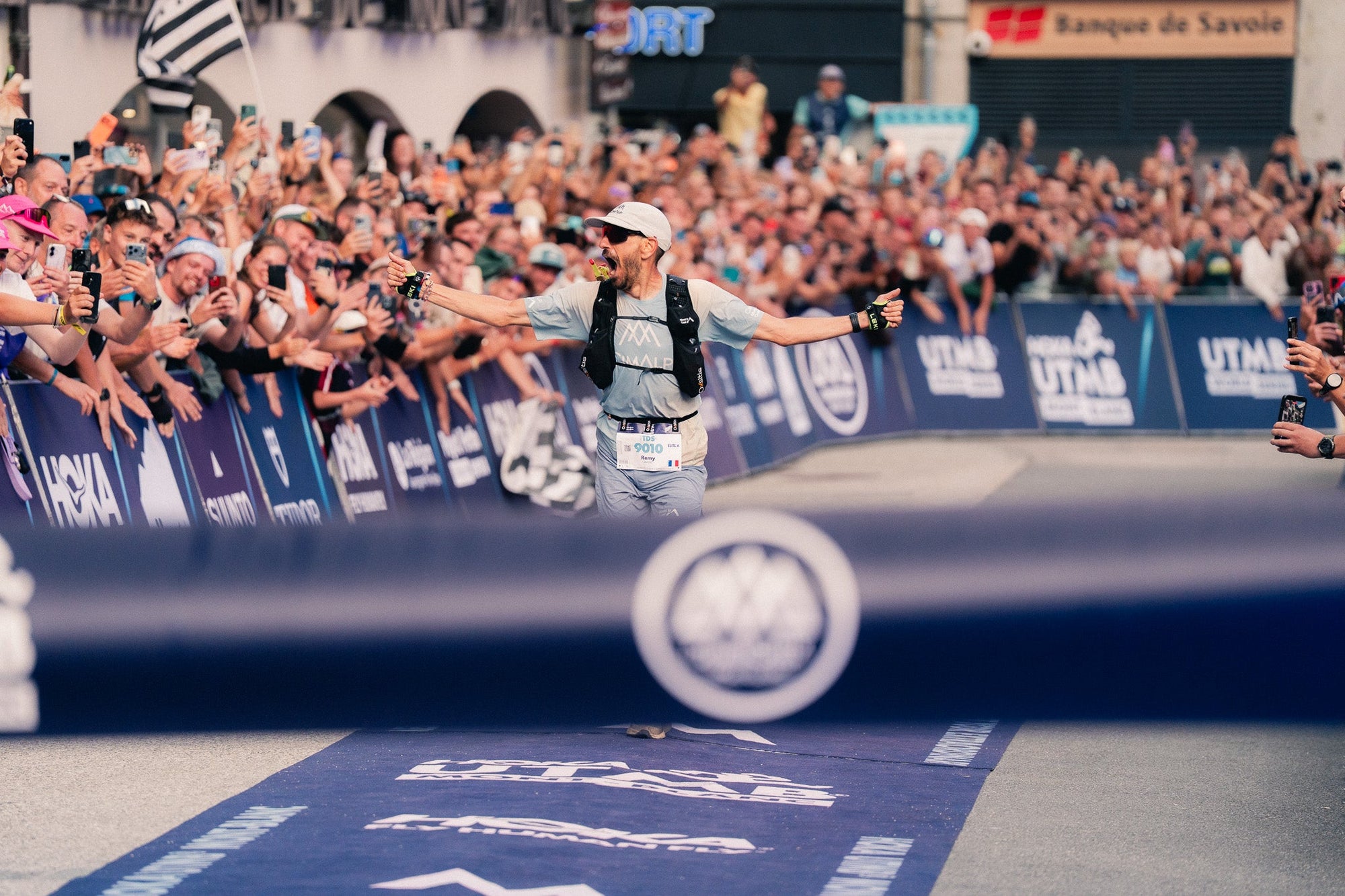 Rémy Brassac à l'arrivée de la TDS à Chamonix, bras écartés devant la foule massée derrière les barrières