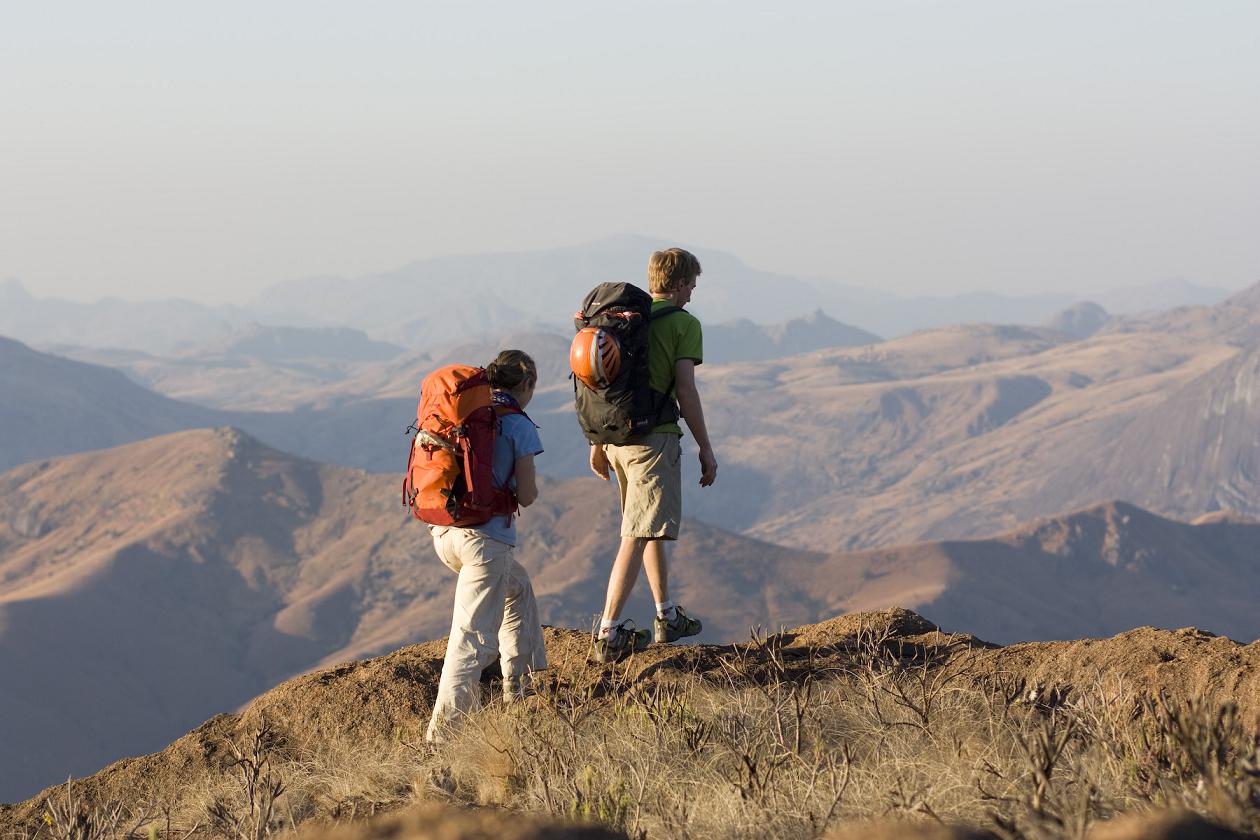 Partir en trek : avec une agence ou s’organiser seul ?